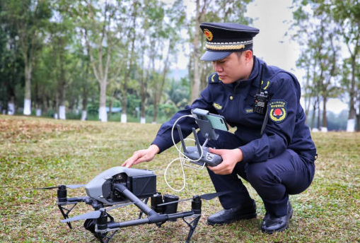 海口市城管利用无人机喊话劝离垂钓市民(图1) 海口市城管利用无人机喊话劝离垂钓市民(图1)